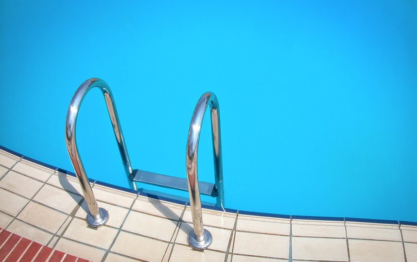 В Москве восьмилетнего мальчика засосало в трубу бассейна в здании Службы разведки. Фото pixabay