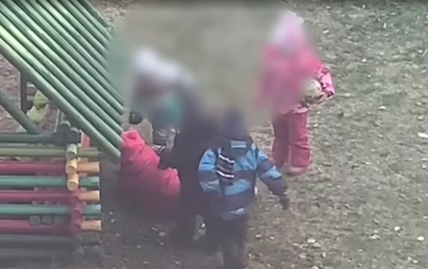 В Ярославле очевидцы сняли на видео массовое избиение детьми одногруппницы в детском саду. 