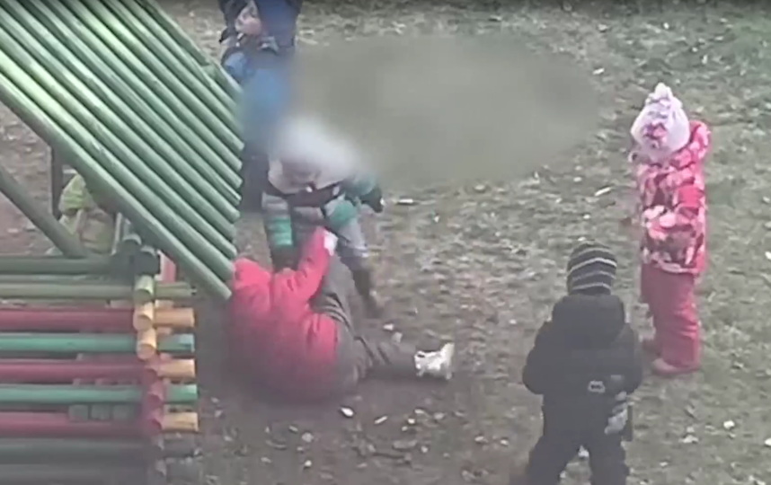 В Ярославле очевидцы сняли на видео массовое избиение детьми одногруппницы в детском саду. 