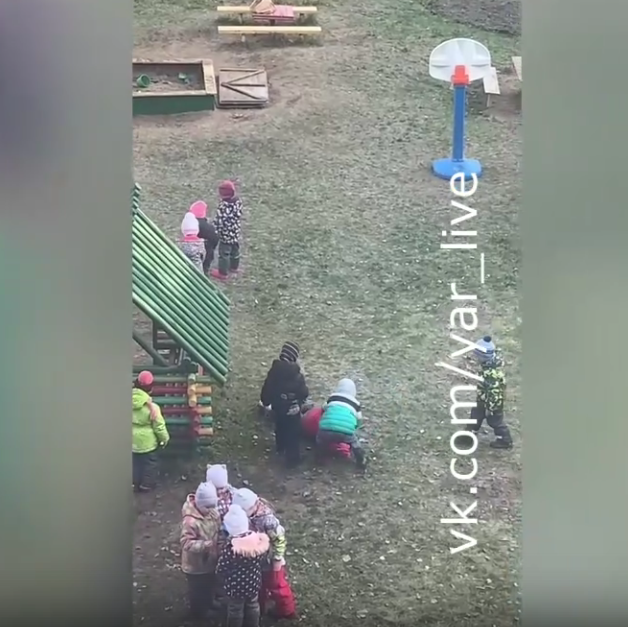 В Ярославле очевидцы сняли на видео массовое избиение детьми одногруппницы в детском саду. Фото все - скриншот видео https://vk.com/yar_live