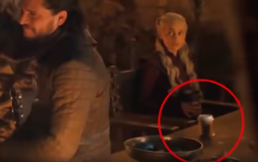 Внимательные фанаты заметили на столе посторонний предмет, напоминающий по форме бумажный стаканчик с кофе. Фото скриншот: https://www.youtube.com/watch?v=23P7wk1US6w