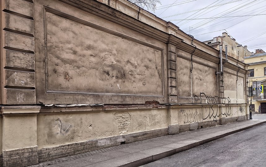 В Петербурге на месте фресок в переулке Радищева появились рисунки вандалов. Фото Олег Лукьянов, vk.com