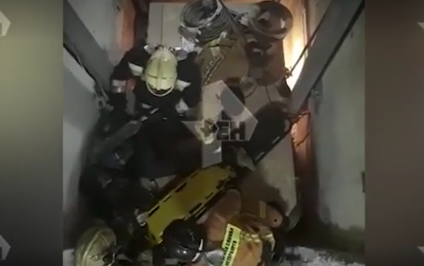 Грузовой лифт рухнул в роддоме в Невском районе Петербурга. Фото скриншот видео https://ren.tv