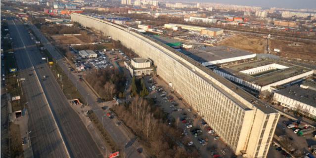 "Лежачий небоскреб" на Варшавке - самый длинный дом в Москве. "Лежачий небоскреб" на Варшавке - самый длинный дом в Москве.
