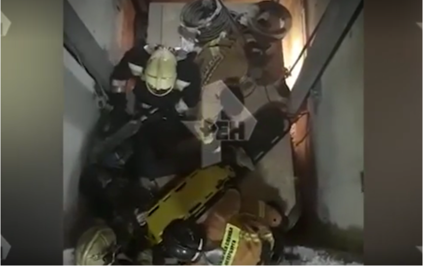 Грузовой лифт рухнул в здании в Невском районе. Фото скриншот видео ren.tv