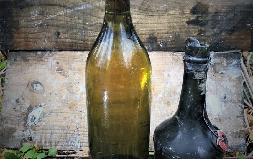 Шведские дайверы подняли со дна Балтийского моря 900 старинных бутылок редкого французского коньяка и ликера. Фото Emil Marczak