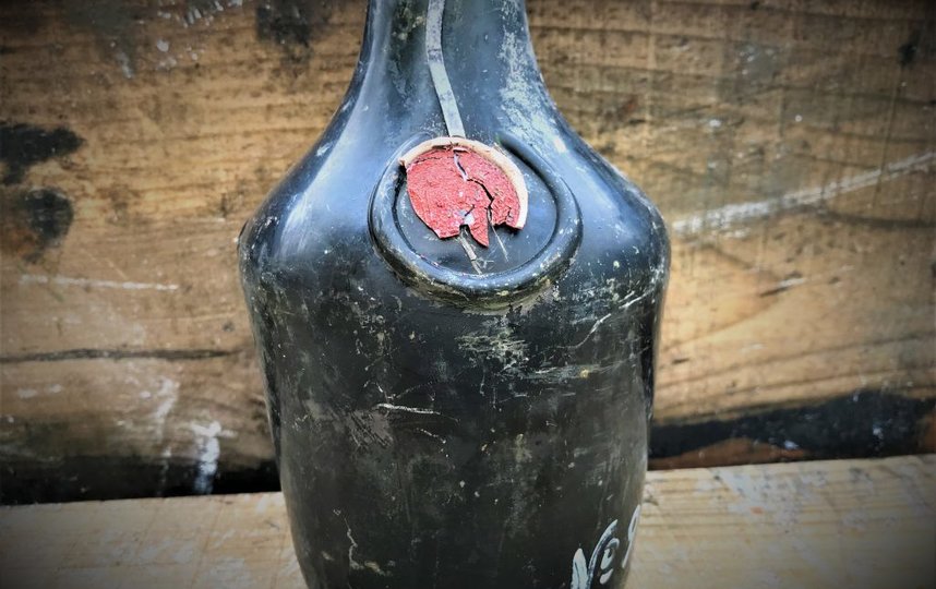 Шведские дайверы подняли со дна Балтийского моря 900 старинных бутылок редкого французского коньяка и ликера. Фото Emil Marczak