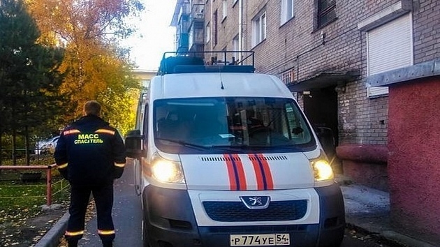 Неравнодушные жители Советского района вызвали спасателей. Фото МАСС Тело мужчины нашли в заведённом автомобиле на ОбьГЭСе