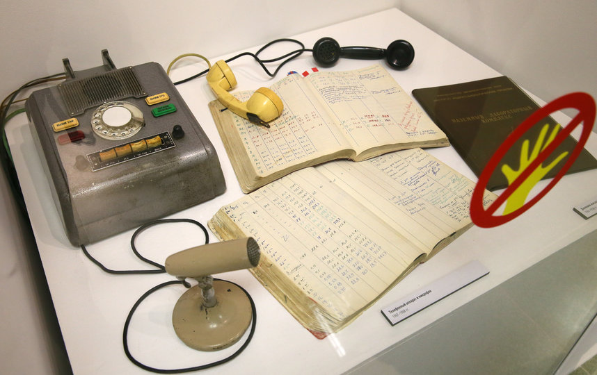 Те самые телефон и микрофон, которые использовали участники эксперимента. Фото Василий Кузьмичёнок
