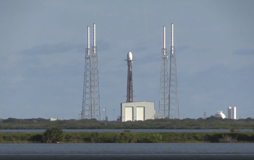 SpaceX объявила об успешном старте ракеты-носителя Falcon 9 с 60 спутниками Starlink. Фото AFP