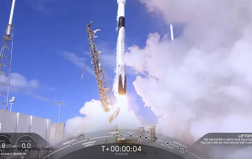 SpaceX объявила об успешном старте ракеты-носителя Falcon 9 с 60 спутниками Starlink. Фото AFP