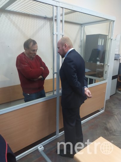 Олег Соколов 11 ноября в зале суда с адвокатом. Фото Святослав Акимов, "Metro"