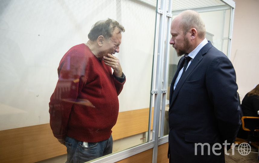 Олег Соколов 11 ноября в зале суда с адвокатом. Фото "Metro"
