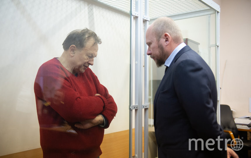 Олег Соколов 11 ноября в зале суда с адвокатом. Фото "Metro"