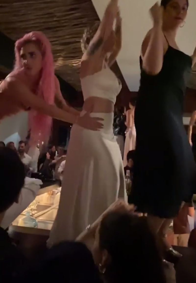 Вечер закончился танцами на столе. Фото скриншот @ladygaga