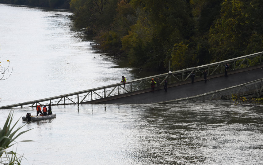 На юго-западе Франции обрушился подвесной автомобильный мост. Фото AFP