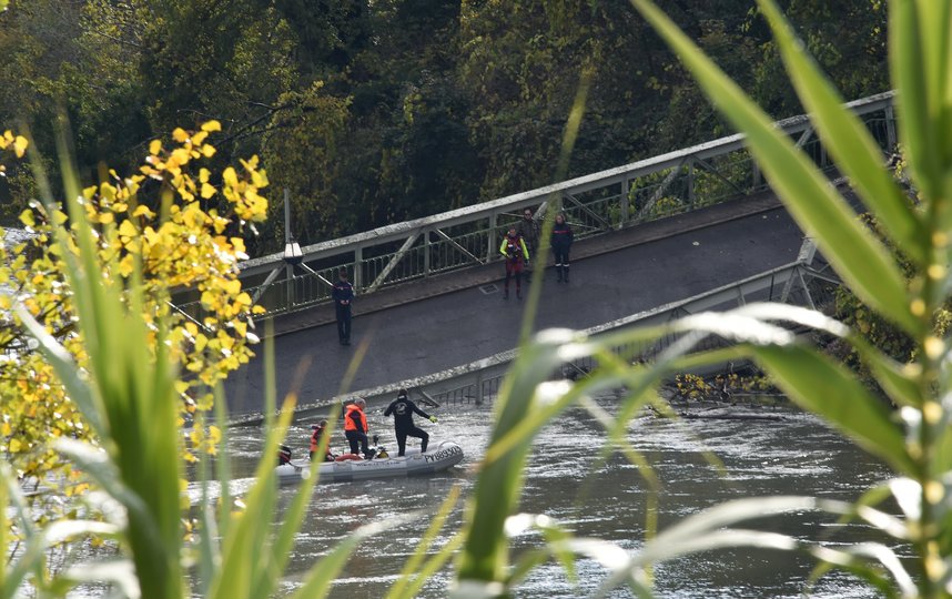 На юго-западе Франции обрушился подвесной автомобильный мост. Фото AFP