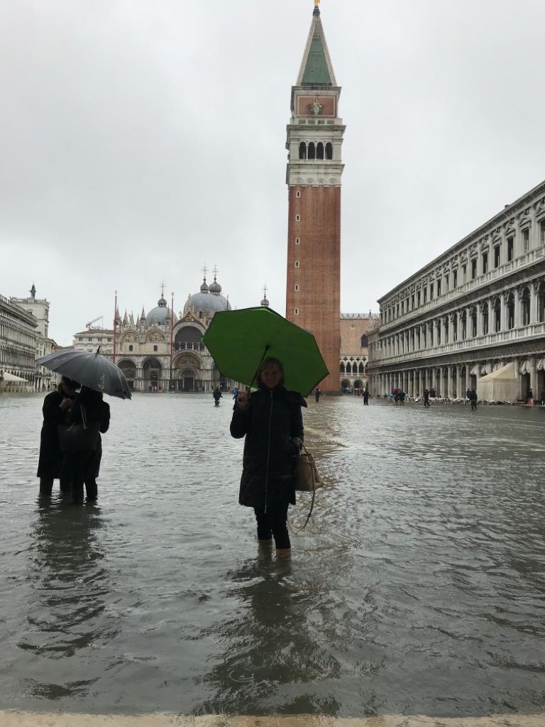 Наводнение в Венеции. На фото Наталия Дмитрук. Фото лицензированного гида в Венеции Наталии Дмитрук