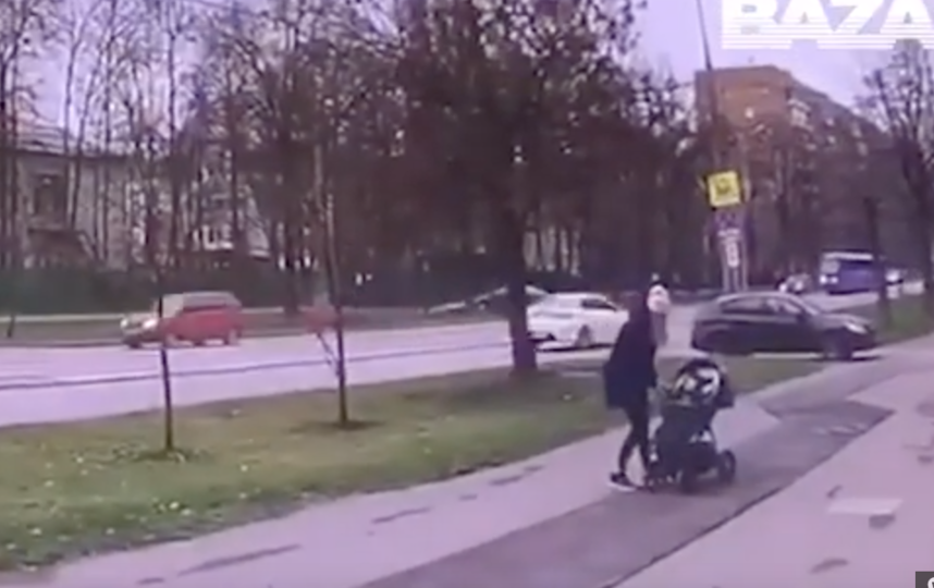 В Москве водитель грузовика сбил на тротуаре женщину с ребёнком