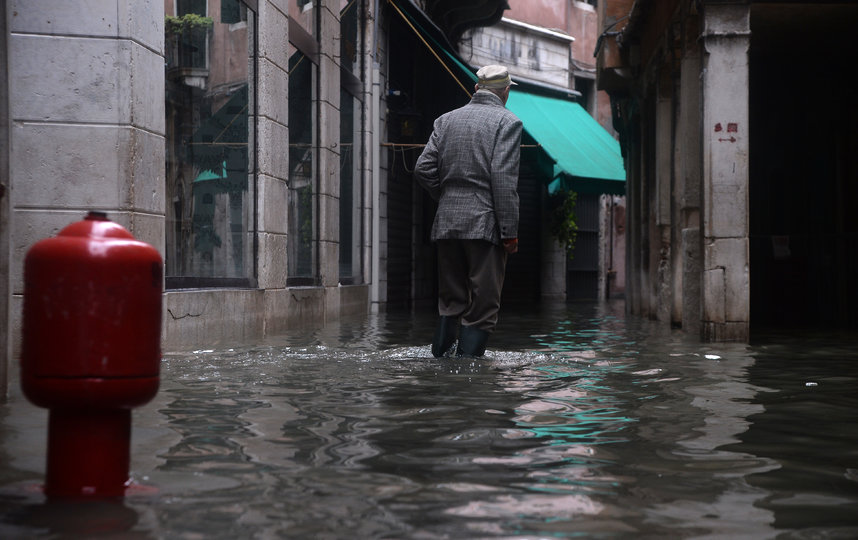 Ранее власти Италии обратились к мировому сообществу с просьбой оказать помощь Вениции, чей ущерб от потопа достигает одного миллиарда евро. Фото AFP