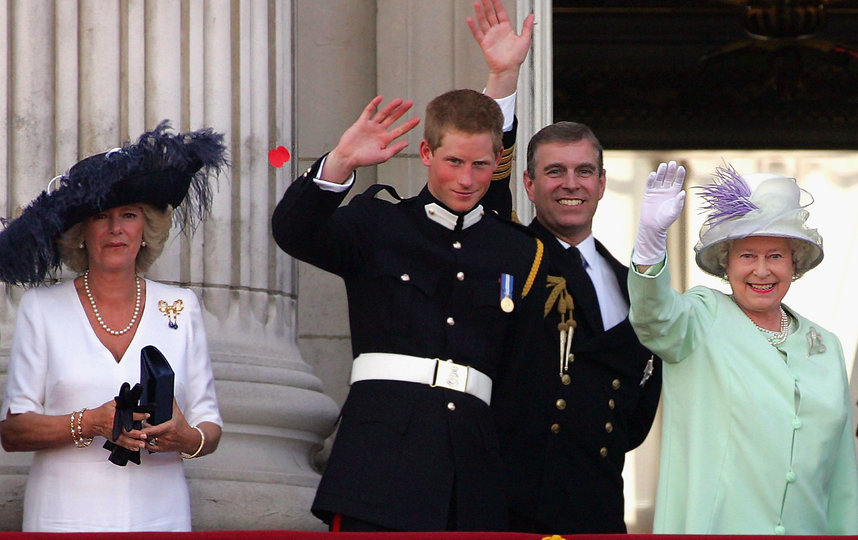 Герцогиня Корнуольская Камилла, принц Гарри, принц Эндрю и Елизавета II. Фото Getty