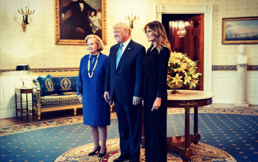 Мелания Трамп и ее супруг наградили деятелей искусств в Восточной гостиной Белого дома. Фото https://twitter.com/FLOTUS/status/1197722760144998406, "Metro"