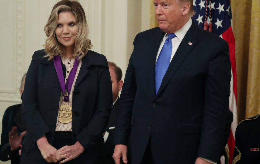 Дональд Трамп вручает National Medal of Arts-2019 музыканту Элисон Краусс. Фото Getty
