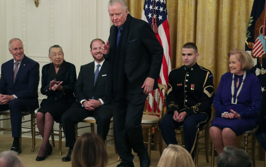 Дональд Трамп вручает National Medal of Arts-2019. Джон Войт. Фото Getty