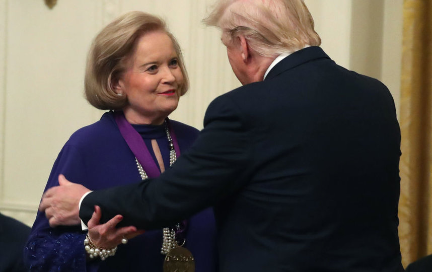 Дональд Трамп вручает National Medal of Arts-2019. Шэрон Рокфеллер. Фото Getty