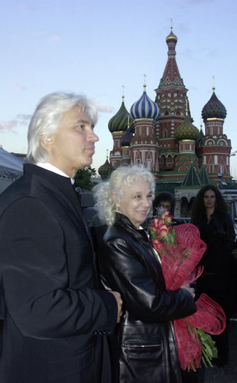 Дмитрий Хворостовский с мамой после концерта на Красной площади (архивное фото). Фото РИА Новости
