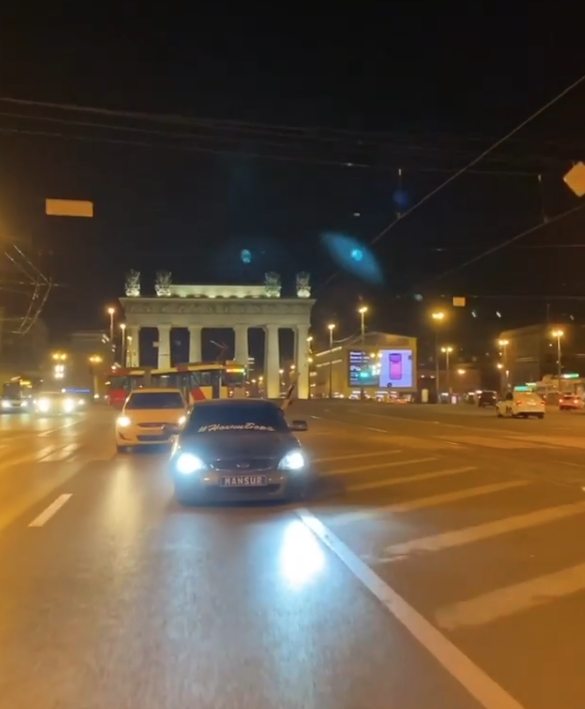 Водитель проехал по Московскому проспекту, стреляя из окна. Фото скриншот видео www.instagram.com/mansik_95