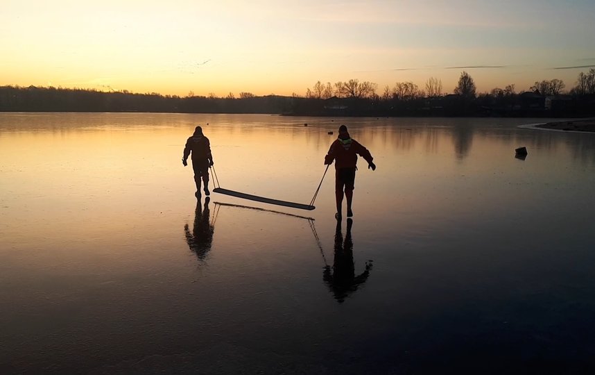 Спасатели идут по льду. Фото krasnoe_selo, vk.com