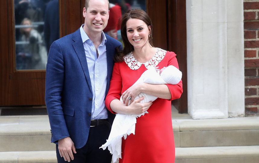 Кейт Миддлтон с мужем и новорождённым принцем Луи. Фото Getty