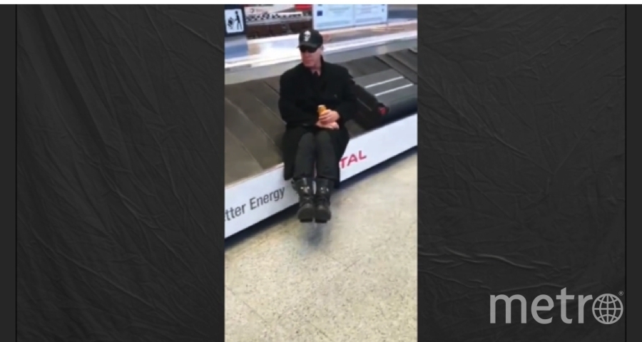Тиль Линдеманн катается на ленте багажа в Пулково. Фото https://www.instagram.com/till_lindemann_official/, "Metro"