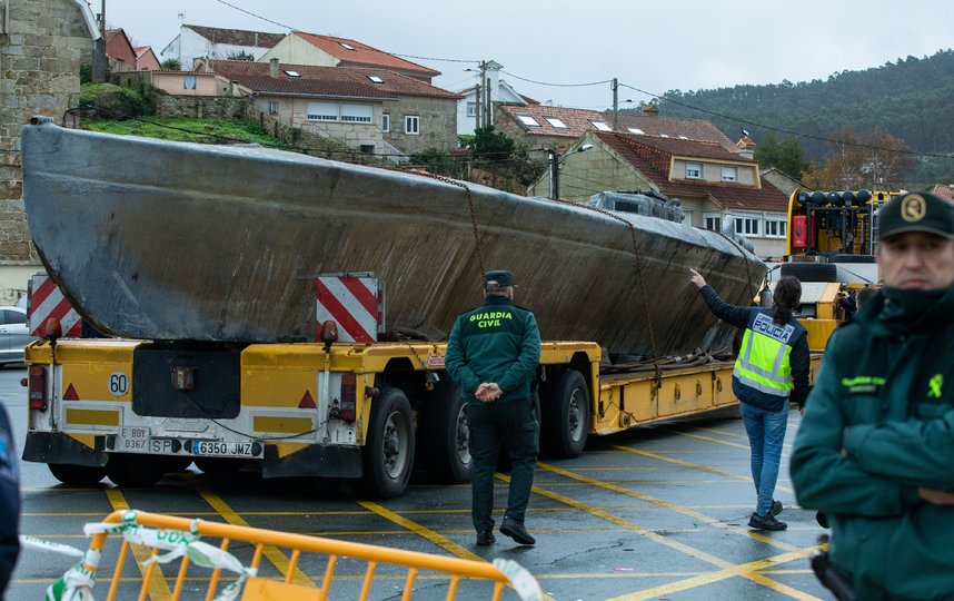 Задержанную в Испании подлодку с 3 тоннами кокаина на борту доставили в порт города Альдан. Фото AFP
