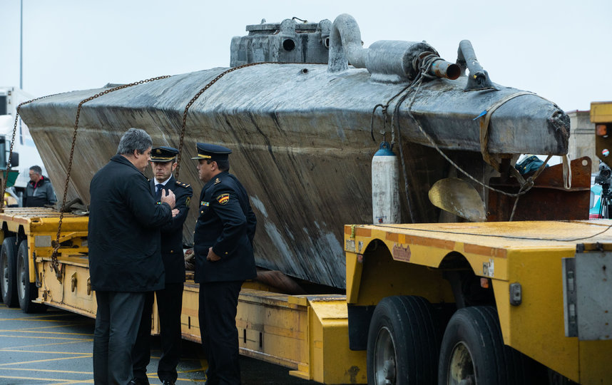 Задержанную в Испании подлодку с 3 тоннами кокаина на борту доставили в порт города Альдан. Фото AFP