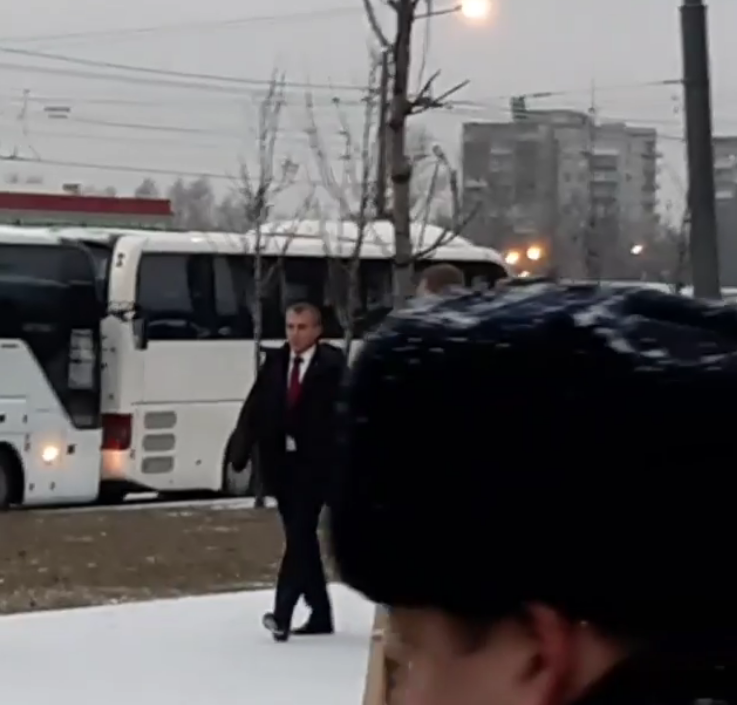Владимир Путин посетил церемонию открытия памятника Гранину и пообщался с петербуржцами. Фото скриншот www.instagram.com/guptalola/