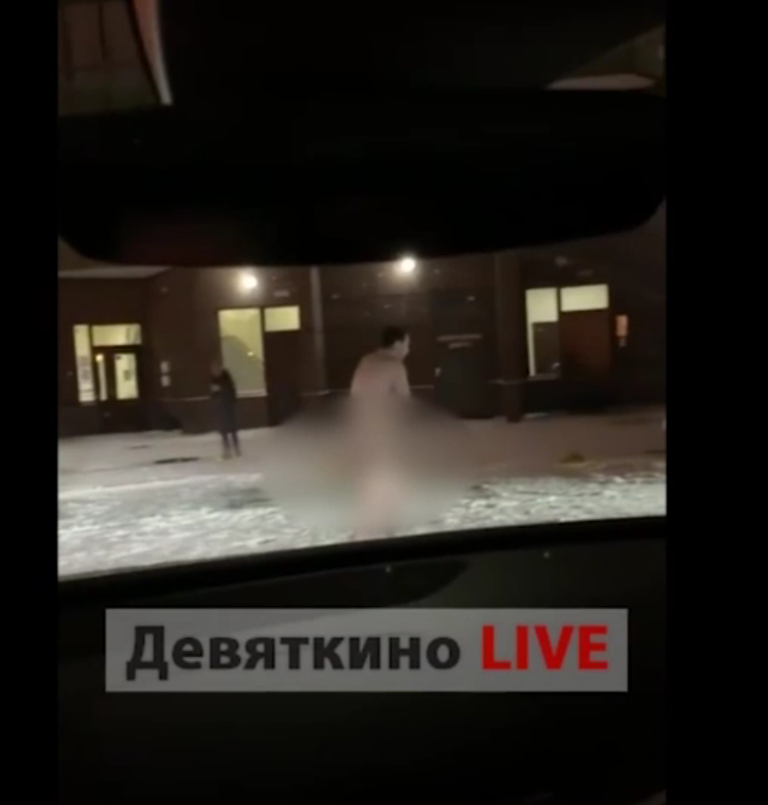 Жители Всеволожского района Ленобласти заметили голого мужчину, который бегал около дома. 