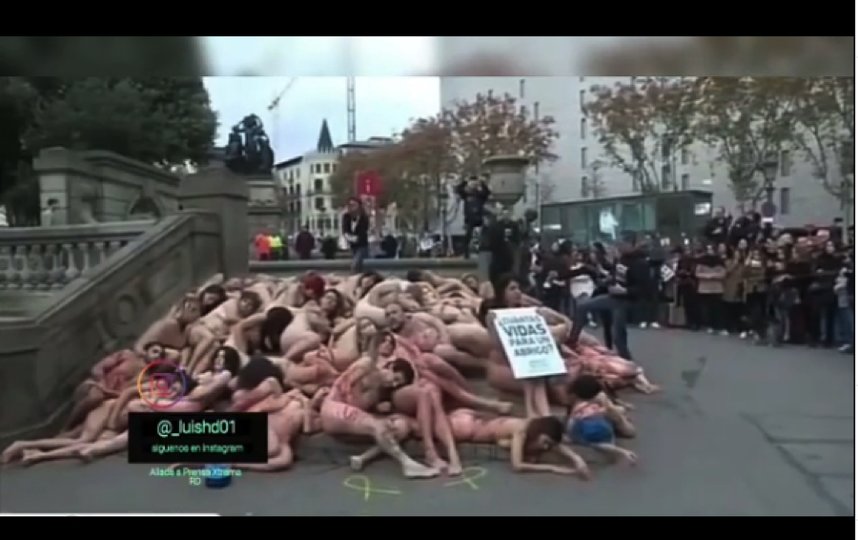 Семь десятков голых людей улеглись в центре Барселоны на каменные ступени. Фото https://www.instagram.com/p/B5ksKmZlS6e/