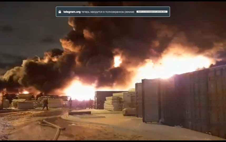 Огонь охватил склад полностью. Фото пресс-служба МЧС, "Metro"