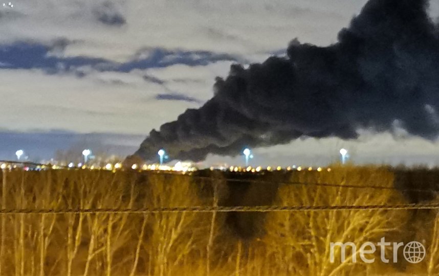 Дым от огня был виден даже в районе Колпино и Металлостроя. Фото https://vk.com/spb_today, "Metro"