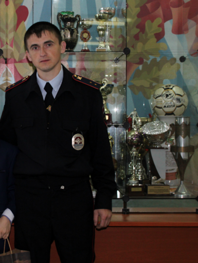 Полицейский Александр. Фото 25.мвд.рф