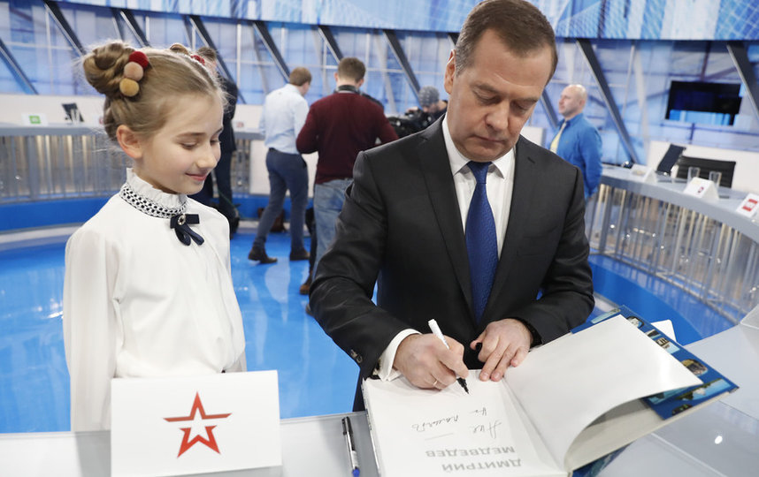 После эфира Дмитрий Медведев подарил Анне Тадыщенко альбом с фотографиями из разных регионов России. Фото РИА Новости