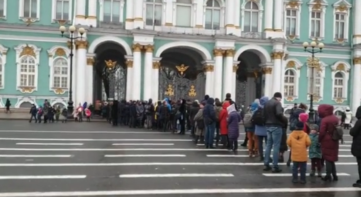 Эрмитаж бесплатное посещение 7 декабря. Очереди в Эрмитаж сейчас. Огромные очереди в Эрмитаж. Очередь в Эрмитаж 2021. Очередь в Эрмитаж в бесплатный день.