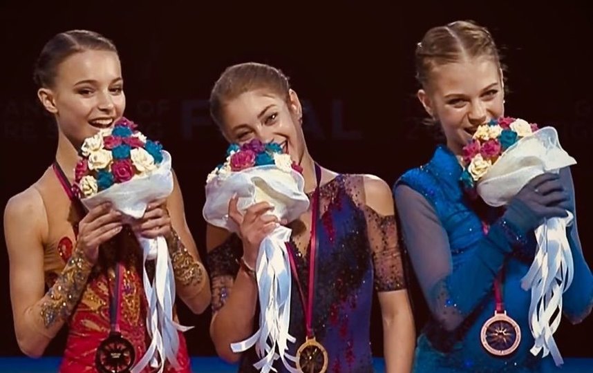 Медалистки финала Гран-при подкрепились букетами. Фото Скриншот @lovely.skaters