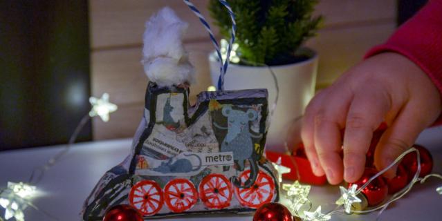 Валентина Копытина и её дочка сделали вот такой паровозик папье-маше. Валентина Копытина и её дочка сделали вот такой паровозик папье-маше.
