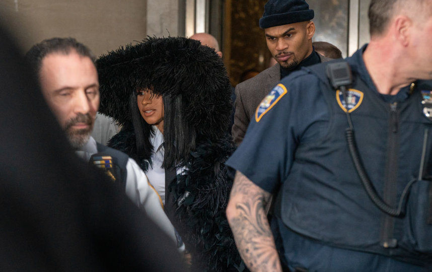 Карди Би в таком виде приехала в суд в Нью-Йорке. Фото Getty