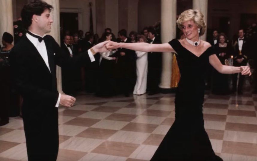 В этом платье принцесса Диана танцевала с Джоном Траволтой в 1985 году. Фото скриншот https://www.youtube.com/watch?v=Fkhqopeo_Yg