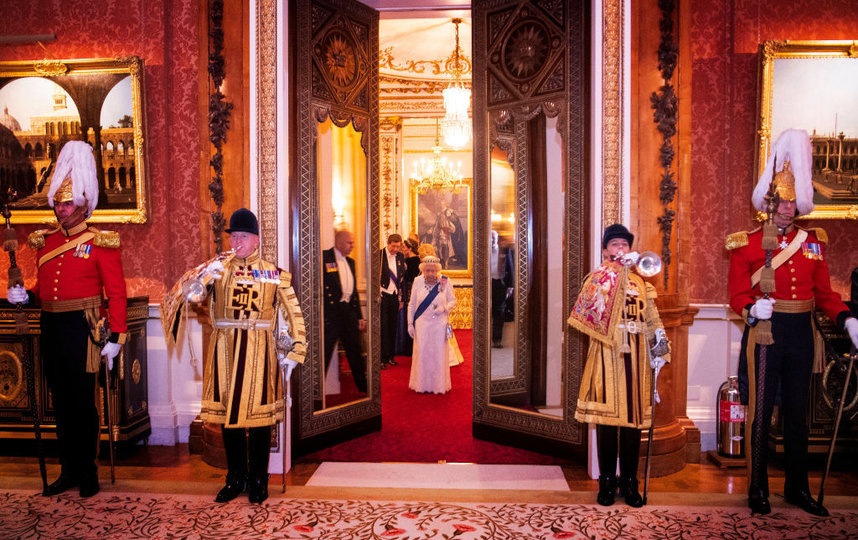 Королева на дипломатическом приеме 11 декабря. Фото Getty