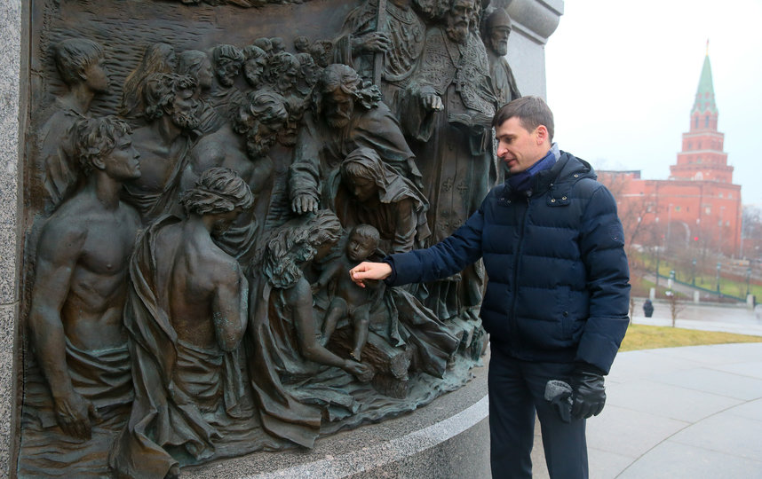 Горожане придумали новую традицию – прикасаться к руке младенца на барельефе, который расположен за памятником князю Владимиру. Фото Василий Кузьмичёнок